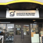 『ダグズ・バーガー宮古島』でのランチは創業者の想いを感じながら絶品バーガーを味わえる