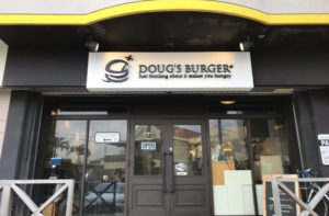 『ダグズ・バーガー宮古島』でのランチは創業者の想いを感じながら絶品バーガーを味わえる